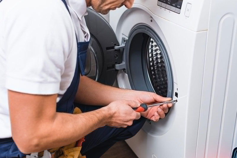 DG Electronics – Skilled Technician at Work